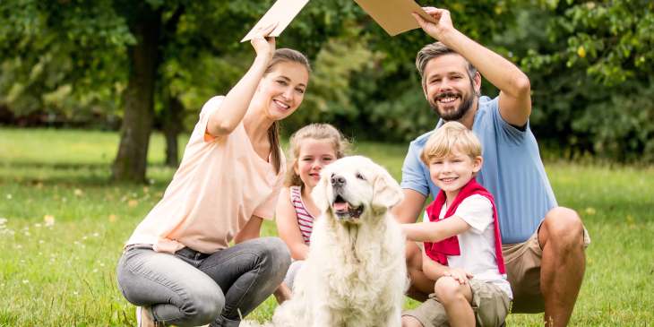 Rund um den Hund Familie mit Hund auf der Wiese